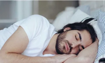 Ti senti addormentato tutto il tempo in estate? Il Dottore spiega perché questo accade