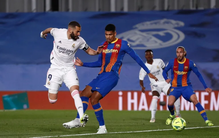 Benzema a disparu à l'Él Classico pour Barcelone
