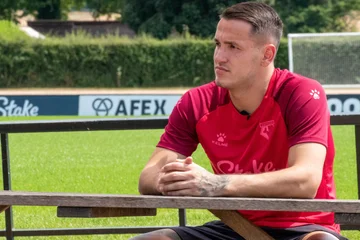 Großer Mann, Debüto mit Assistent für Watford
