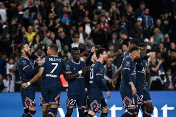 Als der neue Trainer ankommt, auch der Kapitän von Paris SG.