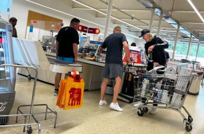La foto de Haaland del supermercado tomando un regazo como Guardilla.