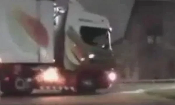 Una vista cuando el conductor conduce a su novia en el dormitorio en un camión