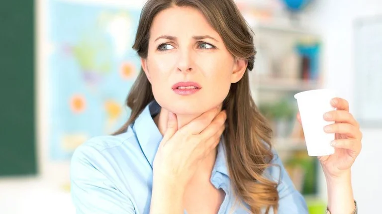 The throatache now is the main symptom of COVID-19