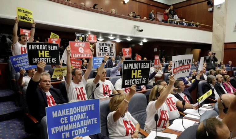 L'Assemblea della Macedonia del Nord continua a discutere sulla proposta francese: cosa significa?