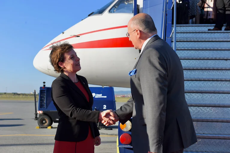 Le SEU Rau du président Zbigniew arrive au Kosovo, attendu par Donika Gervala