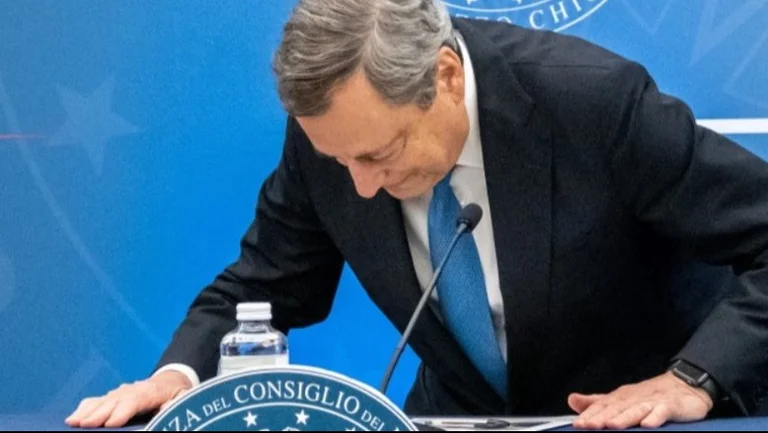 Il primo ministro italiano Mario Draghi si dimette dopo che il governo ha perso la maggioranza