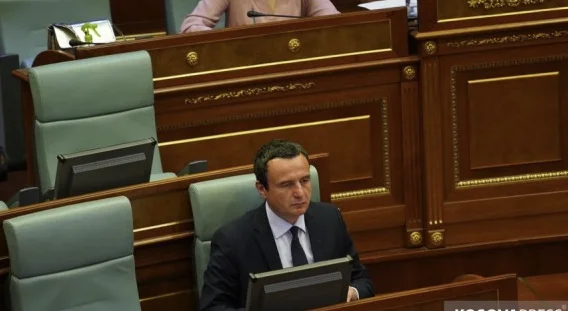 Vous êtes debout. L'opposition remarque le bronzage de la peau de Kurti après le retour de Symi