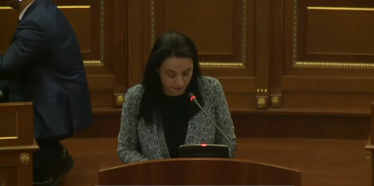 The MP's interesting position near Kurti during the entire Victory Pacolli speech: In Three Photos