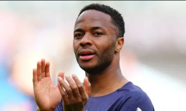 Sterling indecisivo del suo futuro