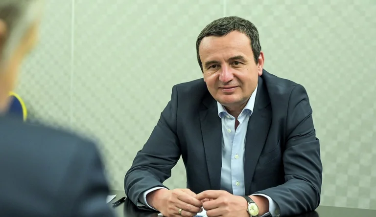 Notte 400 euro: Chi paga Kurt uno stand sul resort di lusso greco