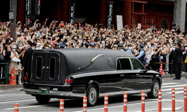 Japanisches Gebot letztes Abschied vom ehemaligen Premierminister Shinzo Abe