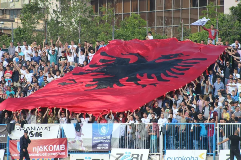 These are 19 Albanian fans who have agreed to support Llap against Bundrous.