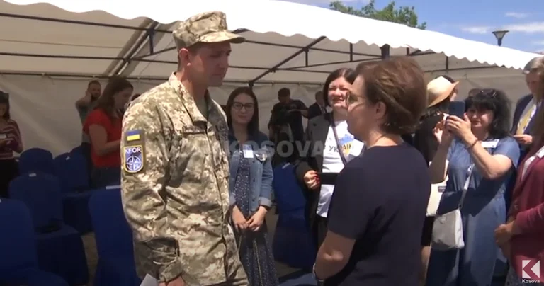Il trapano cerca di confortare il soldato ucraino: ero fuori dal Kosovo in guerra, ho fatto la cosa giusta come te