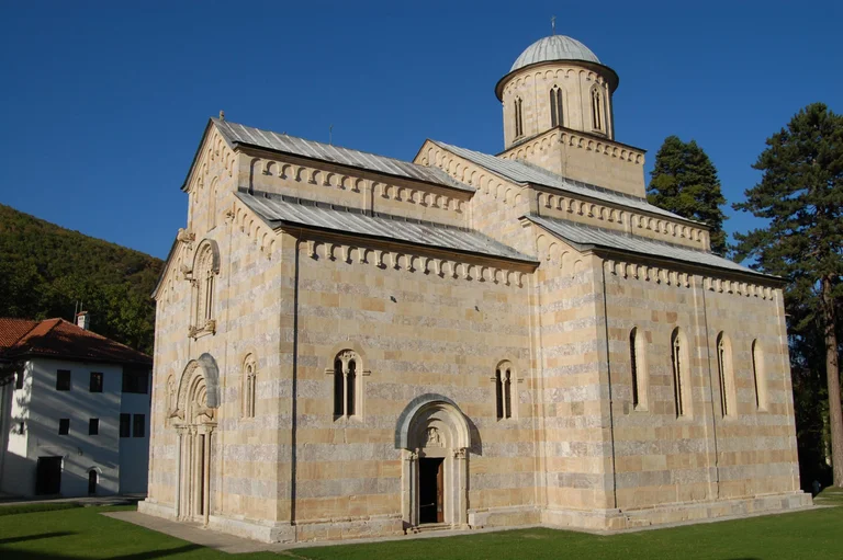 Gli storici Decani si scontrano con i leader del monastero