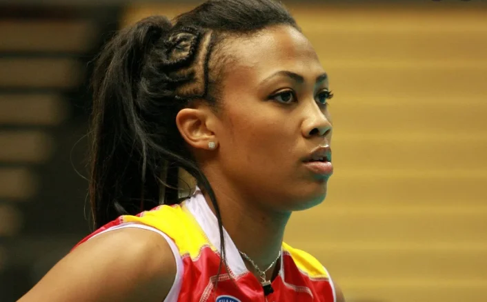 Le célèbre Volleyballer souffre gravement d'un sans-abri qui est battu avec une tige de métal, presque perdu un oeil