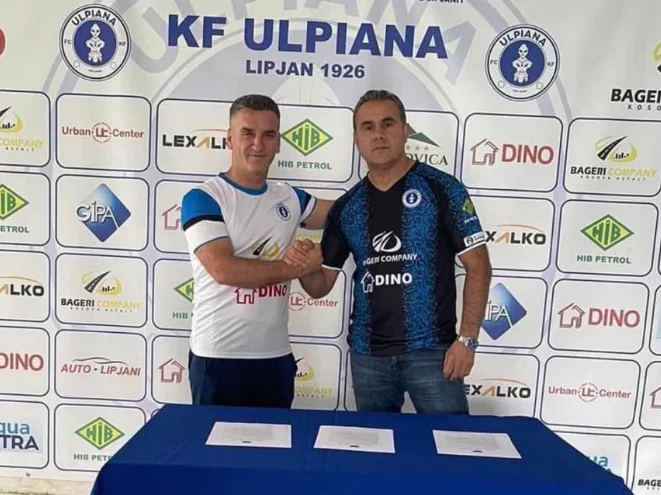 Vater und Sohn Mit einem Team One Ulpiana Coach und einem anderen Spieler