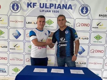 Vater und Sohn Mit einem Team One Ulpiana Coach und einem anderen Spieler