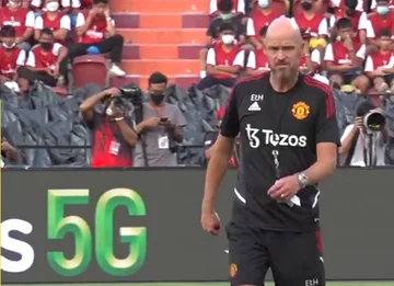 Dieses Video zeigt, was der Trainer Ten Hag ist. Er arbeitet hart und United Spieler.