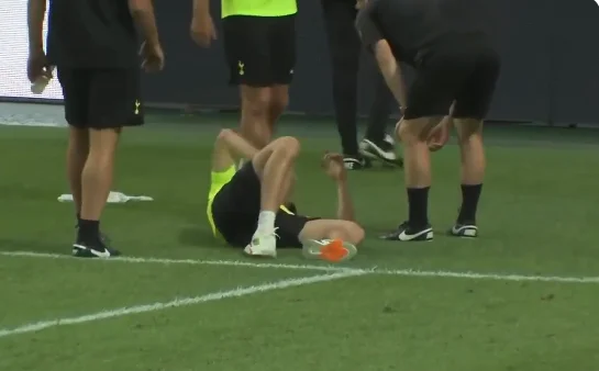 Extraño: el Hijo siente los efectos del entrenamiento agotador, cae al suelo