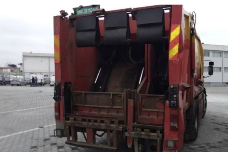 Albania: The 65-year-old died, hit inside the garbage truck.