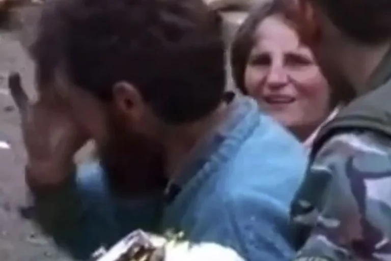 Il momento in cui il medico aveva consegnato il cadavere del bambino dal massacro di Srebrenica