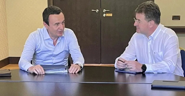 Avant de se réunir à Bruxelles, Kurti s'entretient avec Lajcak en Grèce sans liens