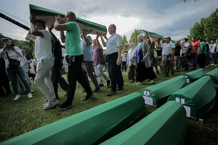 Cinquante autres victimes du génocide de Srebrenica seront enterrées aujourd'hui
