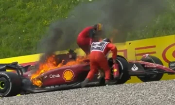 Angst und Panik im GP Österreich: Der Ferrari wird in Flammen gefangen, der Pilot verlässt das Auto schnell
