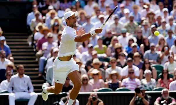 Djokovic gana el segundo set final en Wimbledon contra Kyrgios
