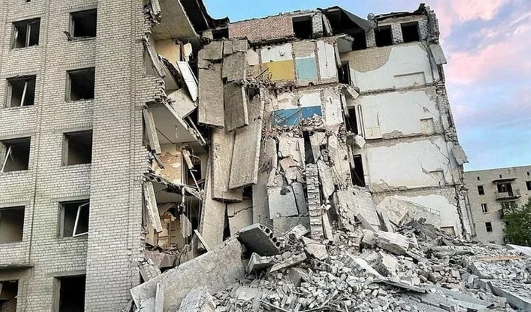 Almeno 15 morti e 20 sotto le macerie dopo che la Russia colpisce un edificio a Chasiv Yar