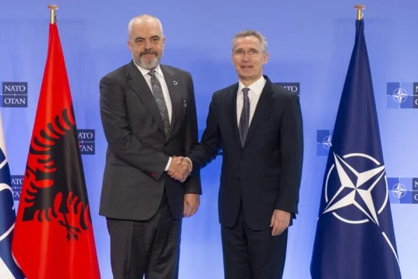 Base de la OTAN en el puerto de Durres, Rama se reúne con Stoltenberg en Bruselas