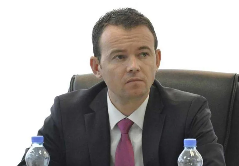 Behgjet Pacolli: Peci po pështyen aty ku ka ngrënë