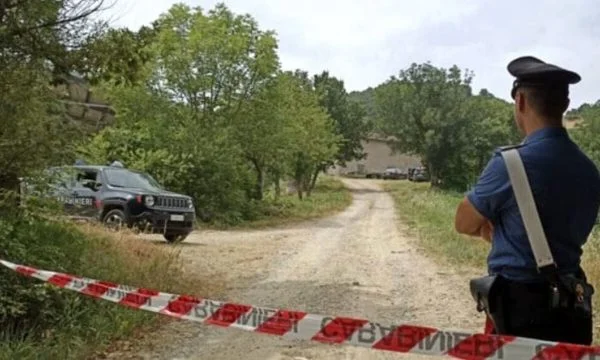 Albaniens 20-jähriges Leben auf Land in Italien