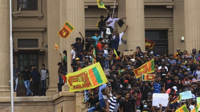 Il presidente e primo ministro dello Sri Lanka si dimette dopo dure proteste