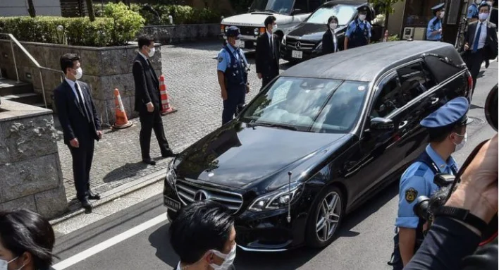 Ieri a morte, il corpo dell'ex primo ministro giapponese torna a casa sua a Tokyo