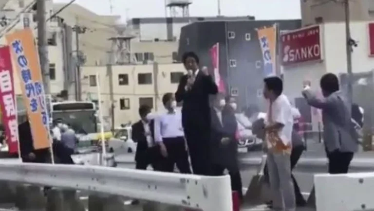 Una vista desde otro ángulo cuando el ex primer ministro japonés fue asesinado