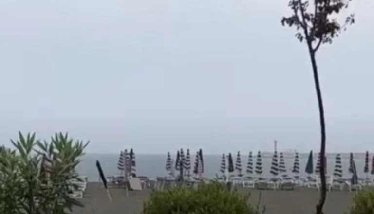 Rainstorms playas vacías en Albania después del mal tiempo