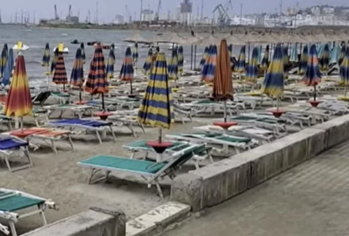 Storm grips Albania, beaches empty completely