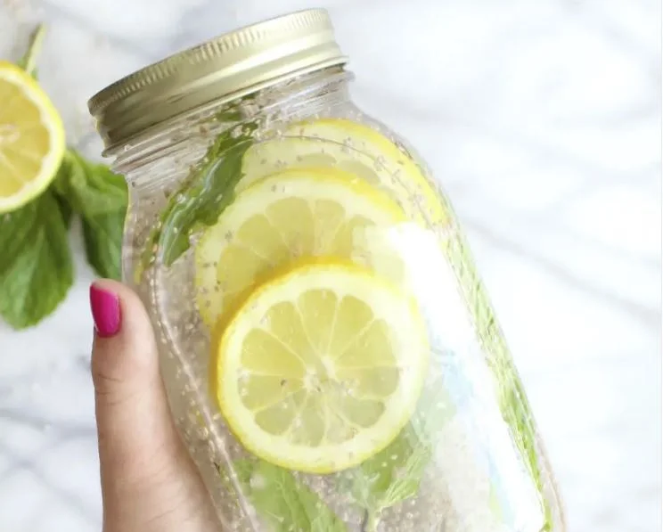 Eau avec des graines de chia et citron sobre le matin: En plus de perdre du poids, voici les avantages sans fin que vous obtenez