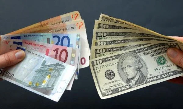 Le dollar continue de défier l'euro. C'est la différence.