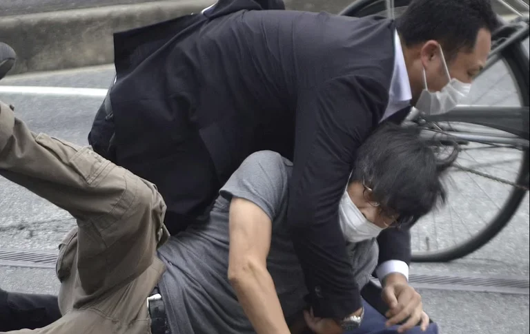 Vrasja që shokoi botën: Japonia paqësore, ja çfarë rregullash ka vendi për pronësi të armëve