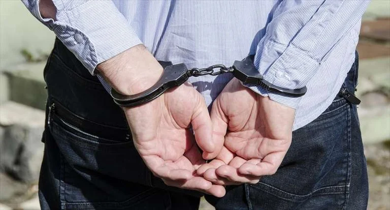 Arrestohet një zyrtar policor, dyshohet për kanosje dhe lëndim të lehtë trupor