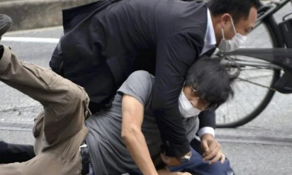Un moment où plus de cinq gardes du corps sont jetés sur l'assaillant de Shinzo Abe