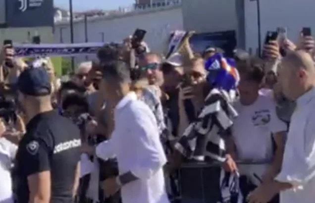 Di Maria kommt in Italien an. Sie macht Juvenöse medizinische Tests.
