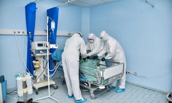 Tragjike: Vdes edhe një 26-vjeçare nga Covid-19 pasi lindi foshnjën