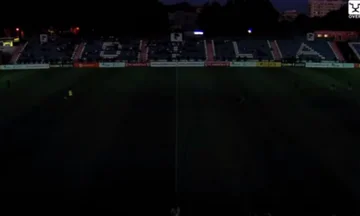 Das Spiel auf der albanischen Konferenz-Liga wird gespielt, Macht im Stadion gestoppt