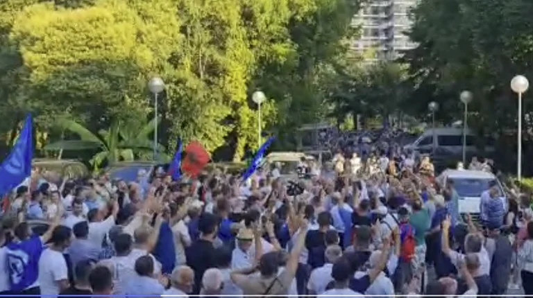 Protest in Albanien / Die amerikanische Botschaft warnt: Gewalt könnte da sein