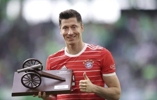 Barcelona takes official offer to Bayerni for Lewandowski