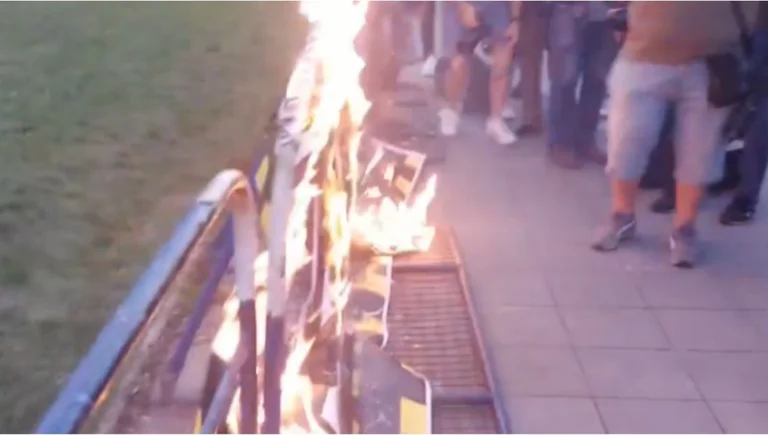Feuer vor dem mazedonischen Parlament Objekt, Bilder von MPs brennen