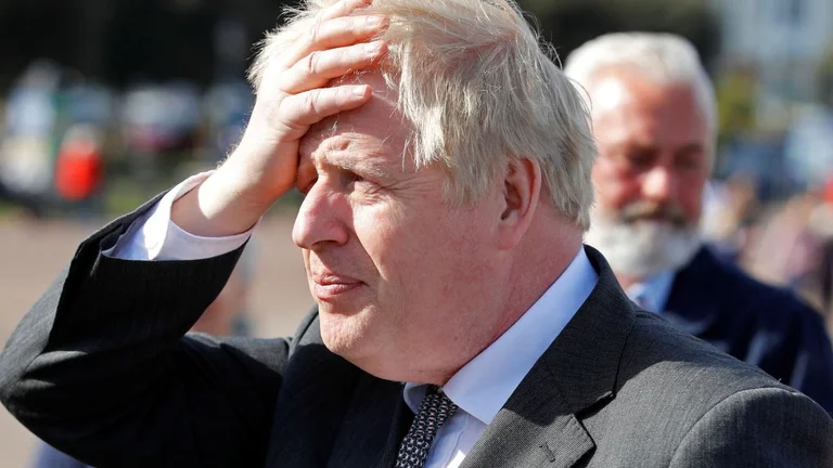 Une voiture s'est écrasée dans le mur du million de maisons de Boris Johnson (Vidéo)